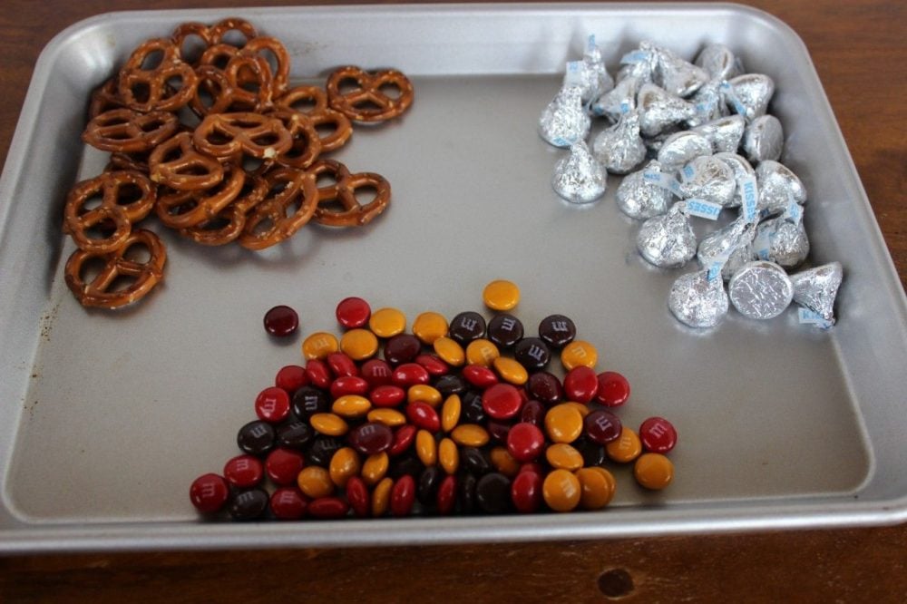 pretzels-and-hershey-kisses-super-simple-snack-momcrieff