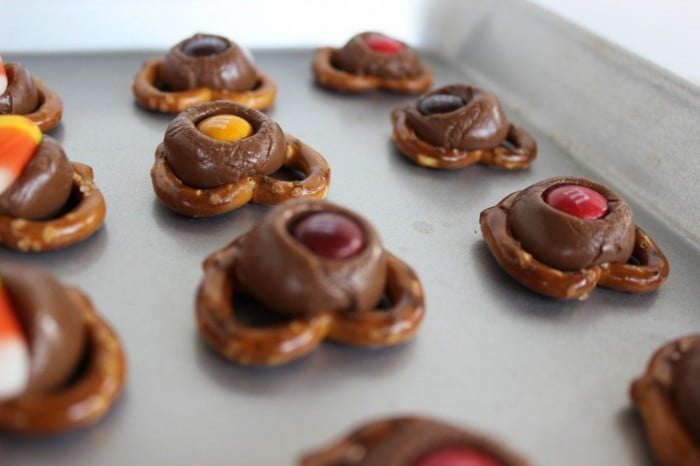 Hershey Kiss Pretzels with M & Ms - Momcrieff