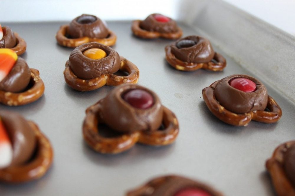 Pretzels and Hershey Kisses - Super Simple Snack! - Momcrieff Are Hershey Kisses Smaller Than They Used To Be