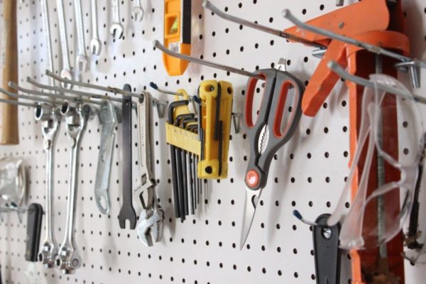A tool pegboard for the garage - Easy Organization DIY! - Momcrieff