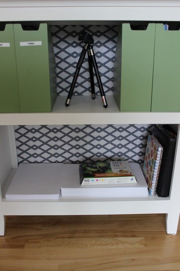 Paint a bookshelf and beautify the back.