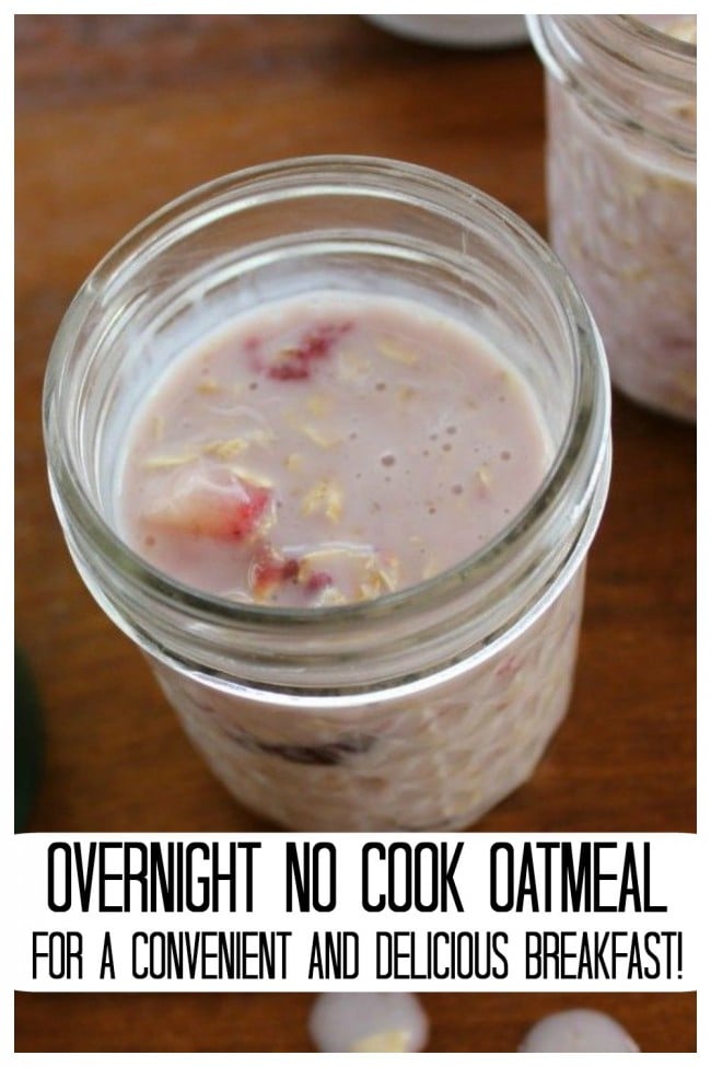 Mason jar containing oatmeal, yogurt and chopped strawberries.