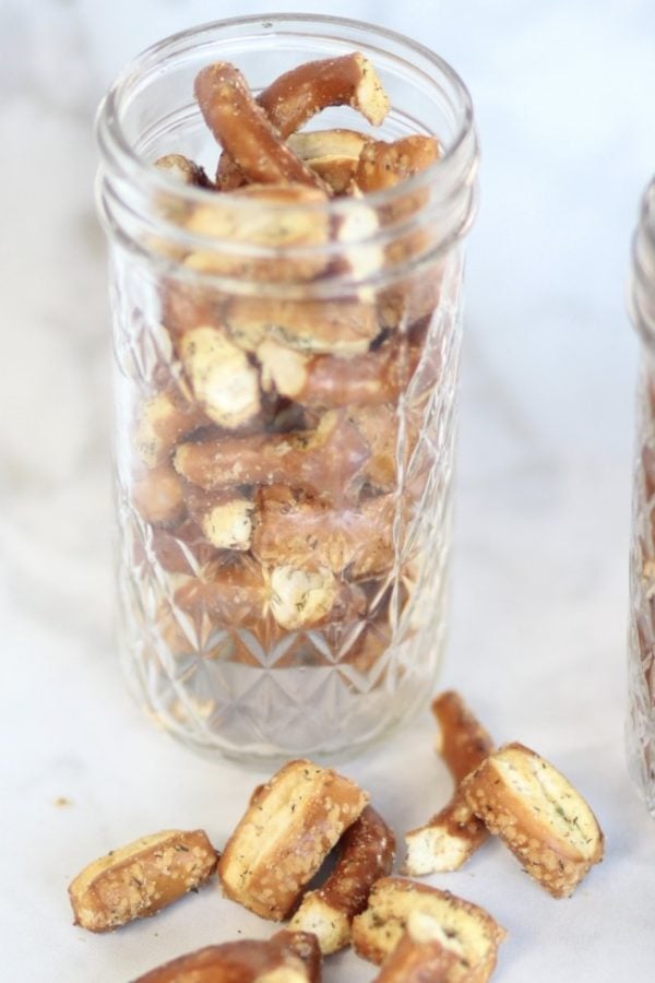 garlic ranch seasoned pretzels in a mason jar.