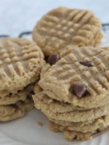 close up of three ingredient peanut butter cookies