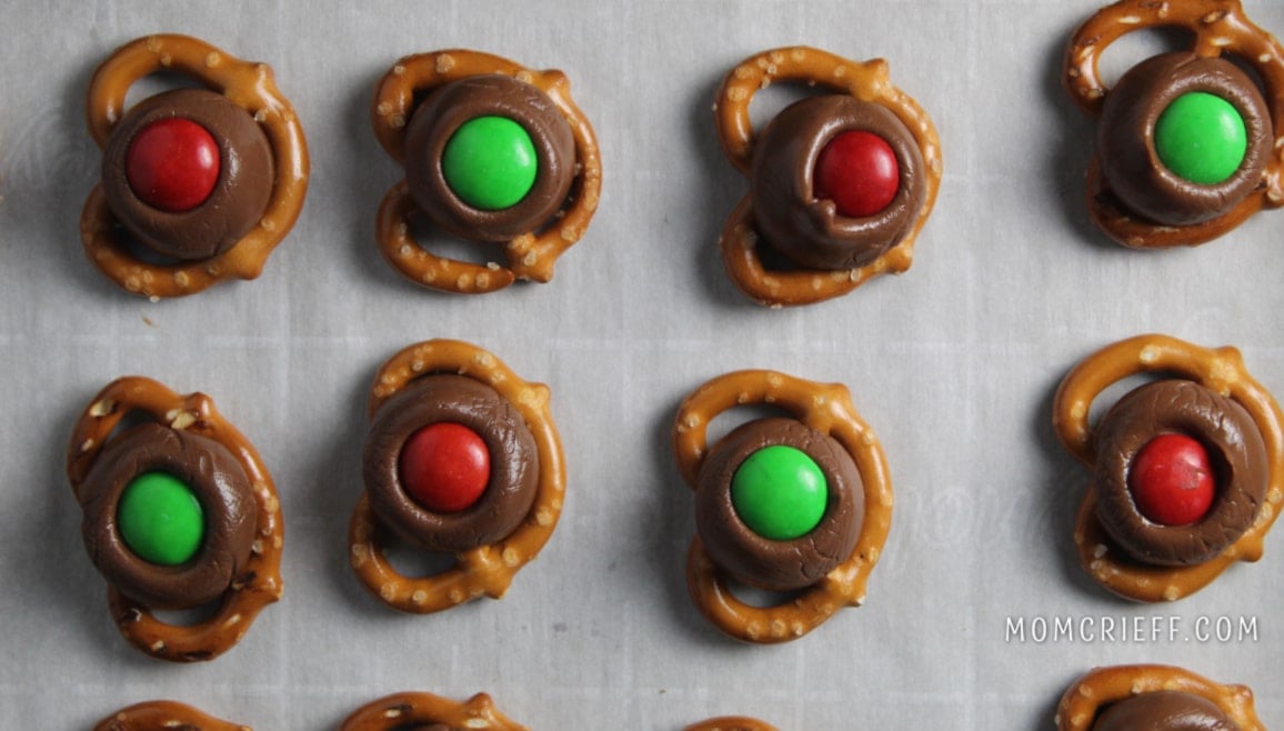 Hershey Kiss Pretzels with M & Ms - Momcrieff