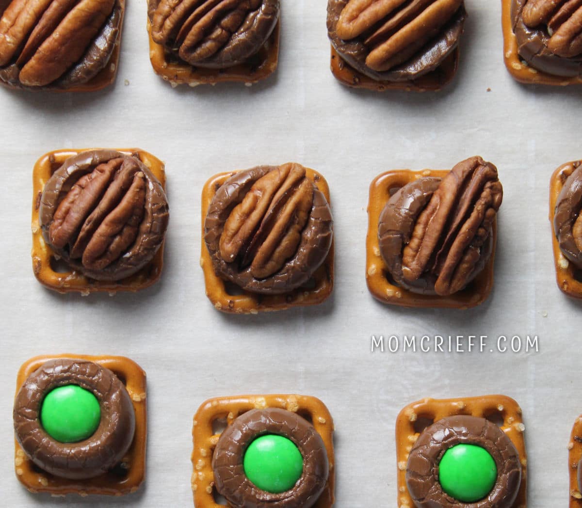 Hershey Kiss Pretzels with M & Ms - Momcrieff