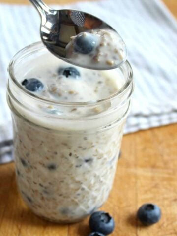 overnight oats with blueberries