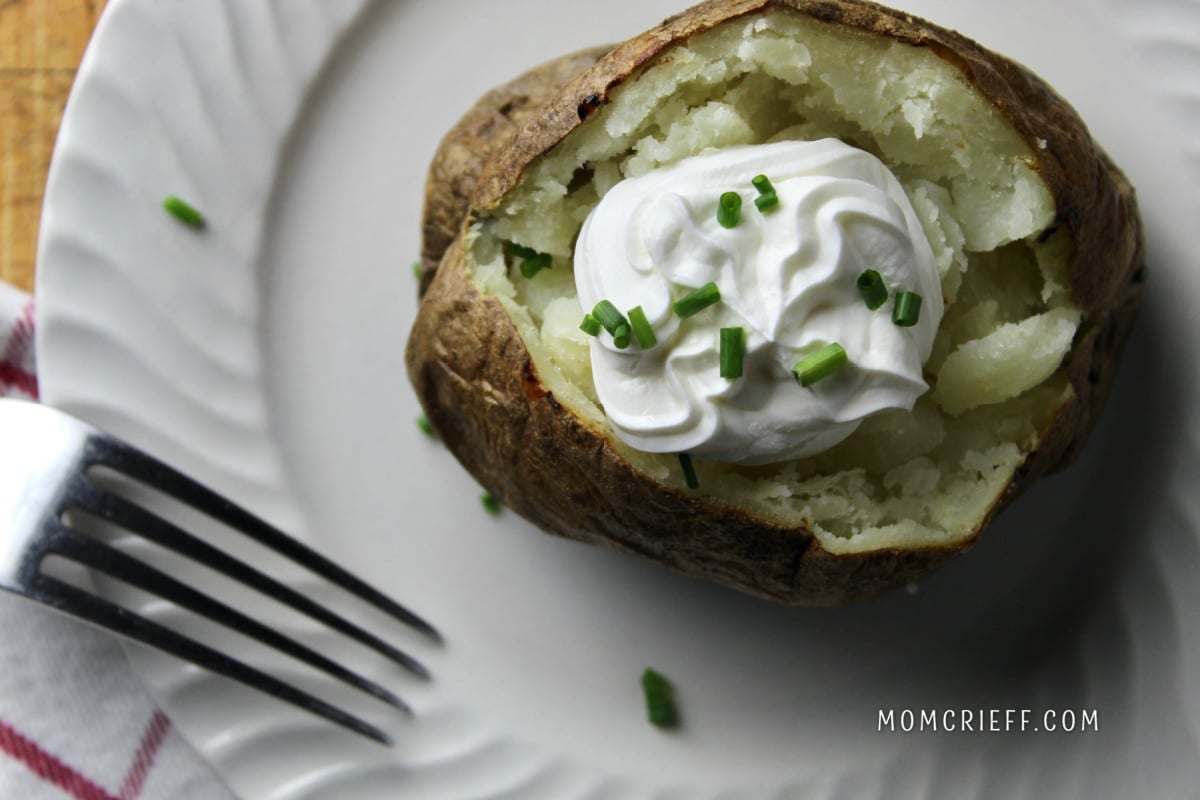 baked potato with sour cream and chives