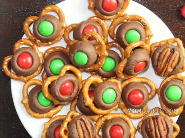 Hershey Kiss Pretzels with M & Ms - Momcrieff