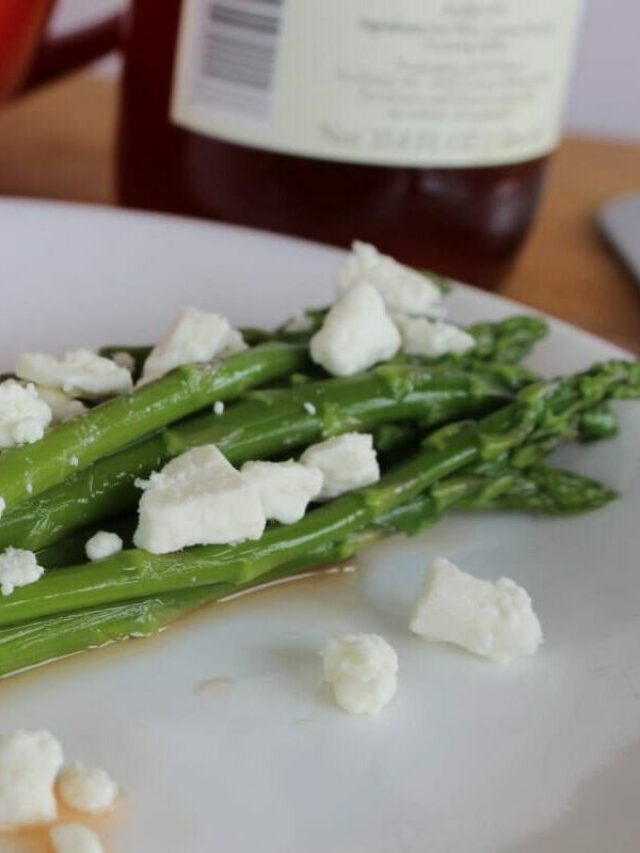 Delicious Asparagus Salad with Feta! Momcrieff