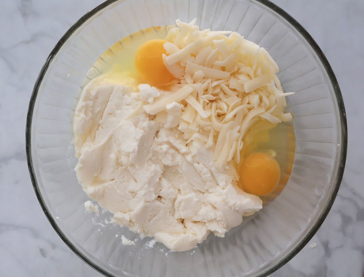 Mixing ricotta, mozzarella and eggs.