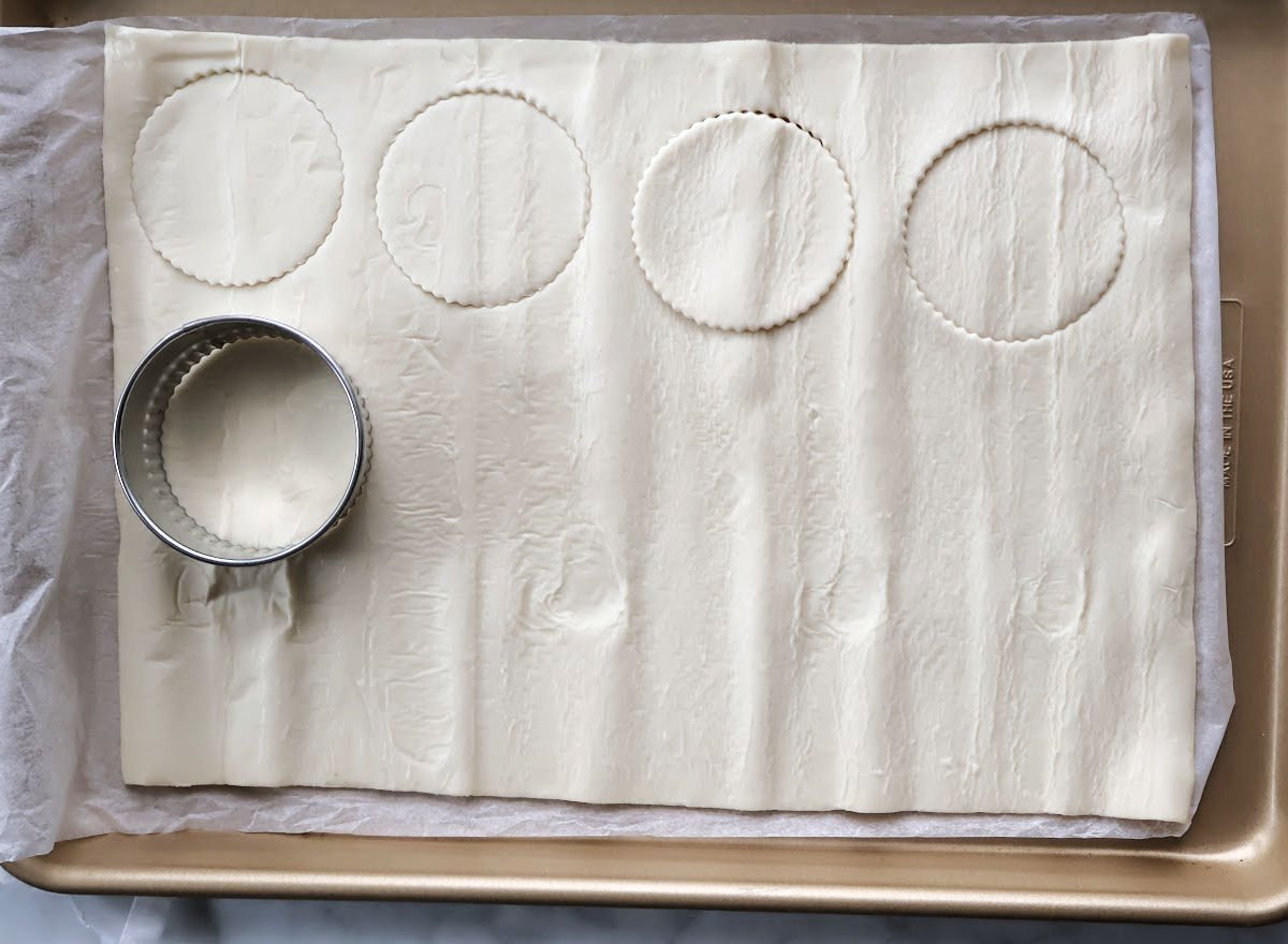 cutting puff pastry for cream puffs