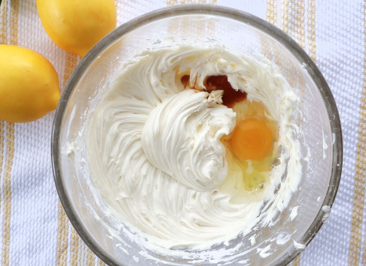 creamy filling for lemon cream cheese dump cake